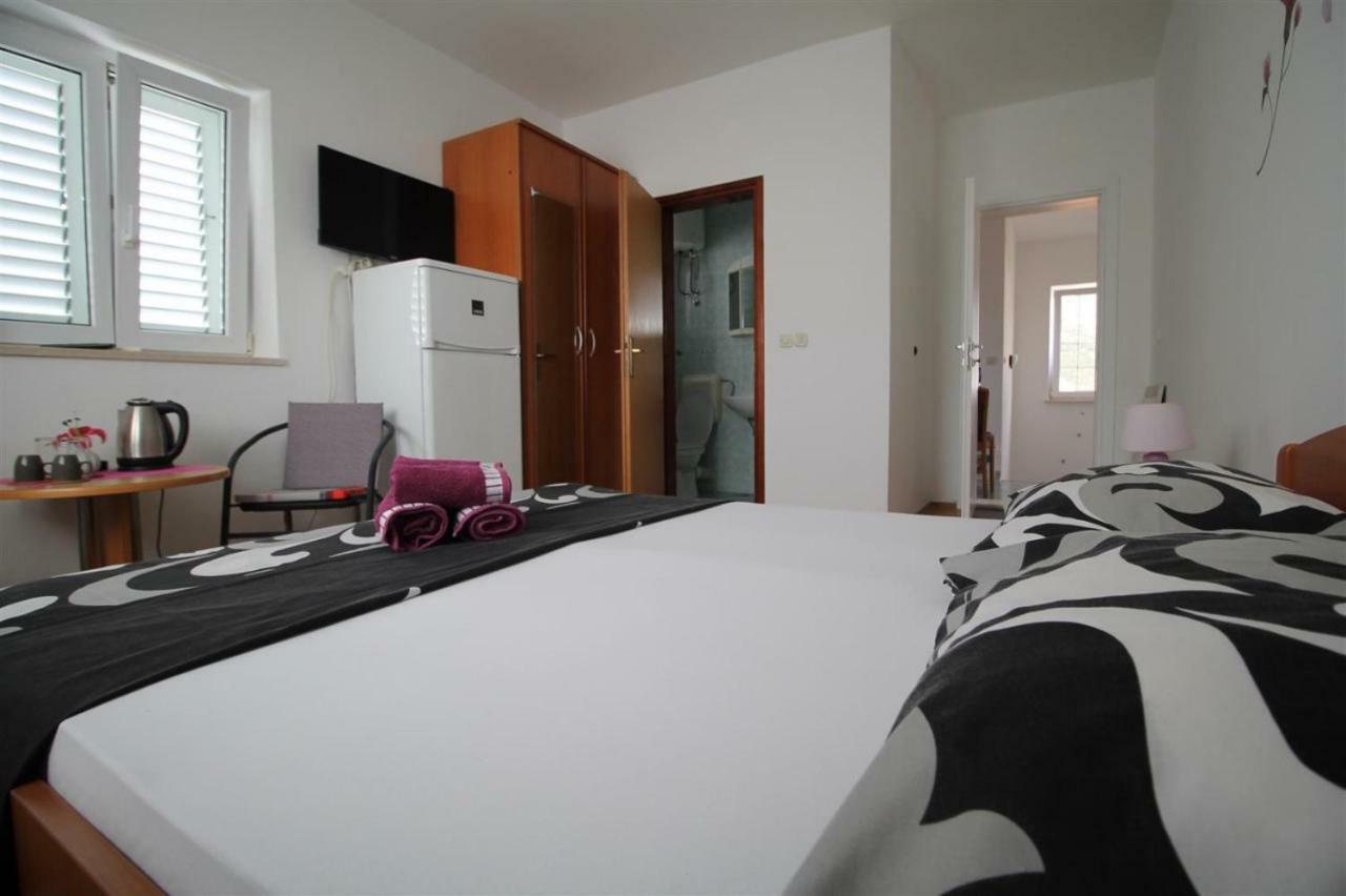 Private Accommodation Carevic Dubrovnik Bagian luar foto